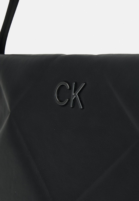 LOCK QUILT CLUTCH - Crossbody Bag BLACK Calvin Klein — Фото, Картинка BAG❤BAG Придбати оригінал Україна, Київ, Житомир, Львів, Одеса ❤bag-bag.com.ua