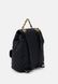 GIULLY FLAP BACKPACK - Backpack BLACK GUESS — 2/4 Фото, Картинка BAG❤BAG Купить оригинал Украина, Киев, Житомир, Львов, Одесса ❤bag-bag.com.ua