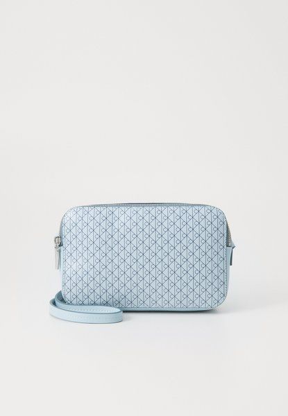 Calvin Klein Emblem Elongated Camera Bag Cross Body Bag Palest Blue Palest Blue LV04F3268G &mdash; фото 1 з 4