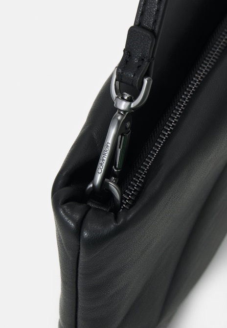 LOCK QUILT CLUTCH - Crossbody Bag BLACK Calvin Klein — Фото, Картинка BAG❤BAG Купить оригинал Украина, Киев, Житомир, Львов, Одесса ❤bag-bag.com.ua