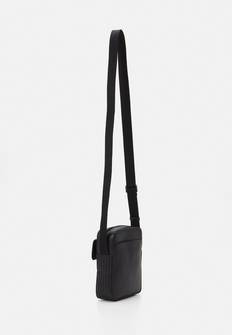 VERTICAL LINES REPORTER UNISEX - Crossbody Bag BLACK Calvin Klein — Фото, Картинка BAG❤BAG Купить оригинал Украина, Киев, Житомир, Львов, Одесса ❤bag-bag.com.ua