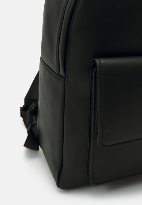 MINIMAL FOCUS ROUND UNISEX - Backpack BLACK Calvin Klein — Фото, Картинка BAG❤BAG Купить оригинал Украина, Киев, Житомир, Львов, Одесса ❤bag-bag.com.ua
