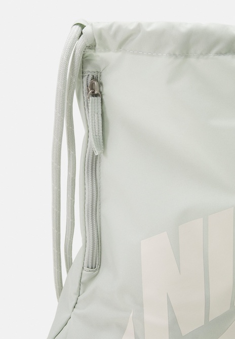HERITAGE DRAWSTRING UNISEX - Sports Bag Light silver-coloured Nike — Фото, Картинка BAG❤BAG Купить оригинал Украина, Киев, Житомир, Львов, Одесса ❤bag-bag.com.ua