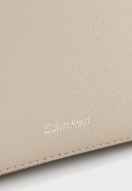 Calvin Klein Foil Elongated Camera Bag Cross Body Bag Chateau / Desert Taupe LV04F3276G &mdash; фото 4 из 4