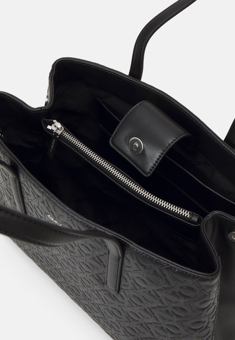MUST TOTE MONO - Handbag BLACK Calvin Klein — Фото, Картинка BAG❤BAG Купить оригинал Украина, Киев, Житомир, Львов, Одесса ❤bag-bag.com.ua
