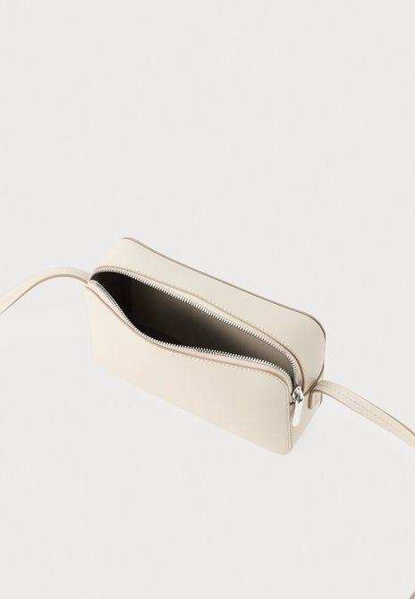Calvin Klein Foil Elongated Camera Bag Cross Body Bag Chateau / Desert Taupe LV04F3276G &mdash; фото 3 из 4