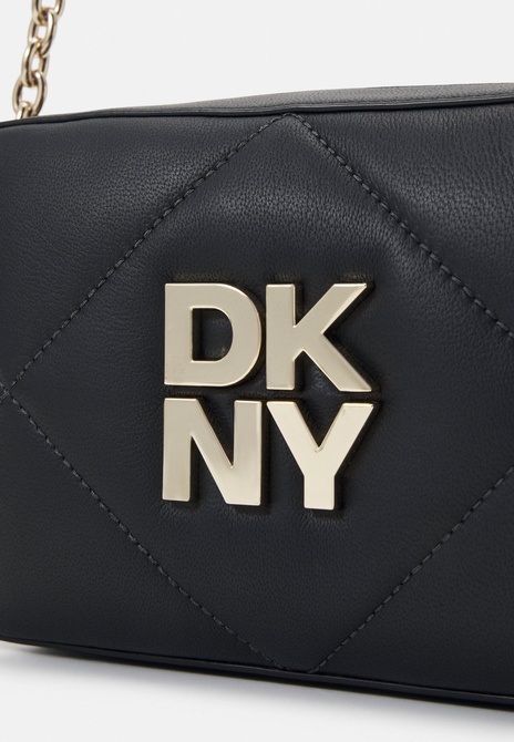 HOOK CAMERA Bag - Crossbody Bag Black / Gold DKNY — Фото, Картинка BAG❤BAG Купить оригинал Украина, Киев, Житомир, Львов, Одесса ❤bag-bag.com.ua