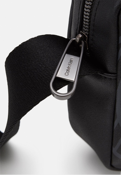 XL MONO CAMERA Bag - Crossbody Bag BLACK Calvin Klein — Фото, Картинка BAG❤BAG Купить оригинал Украина, Киев, Житомир, Львов, Одесса ❤bag-bag.com.ua