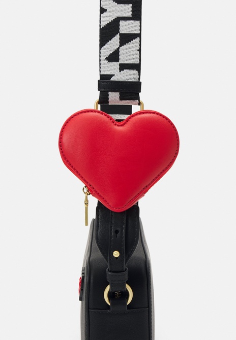 HEART OF CAMERA Bag - Crossbody Bag Black / Red DKNY — Фото, Картинка BAG❤BAG Купить оригинал Украина, Киев, Житомир, Львов, Одесса ❤bag-bag.com.ua