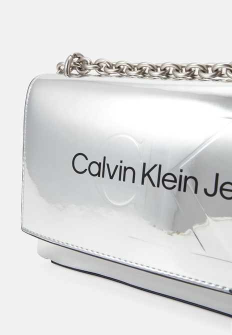 SCULPTED FLAP MONO S - Handbag SILVER Calvin Klein — Фото, Картинка BAG❤BAG Купить оригинал Украина, Киев, Житомир, Львов, Одесса ❤bag-bag.com.ua