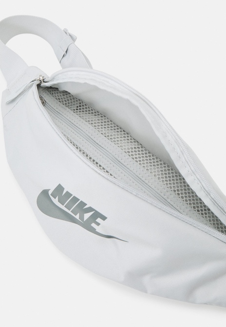 HERITAGE UNISEX - Belt Bag Photon dust / Smoke grey Nike — Фото, Картинка BAG❤BAG Купить оригинал Украина, Киев, Житомир, Львов, Одесса ❤bag-bag.com.ua