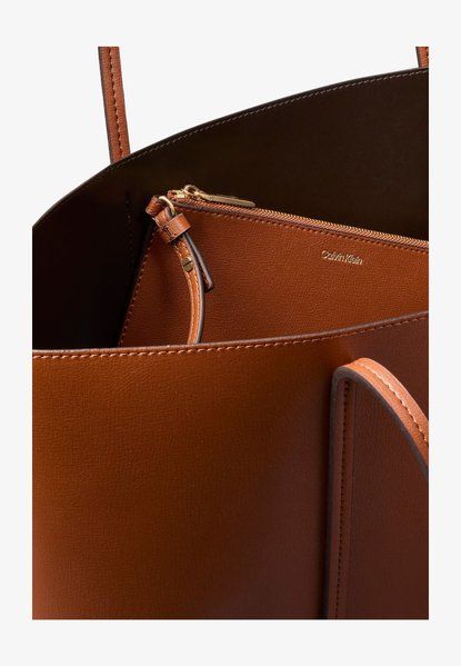 Calvin Klein Foil Logo Tote W/Pouch Tote Bag BROWN LV04F3274GVG4 &mdash; фото 1 из 4
