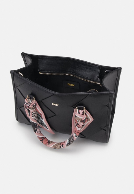 PERRI BOX SATCHEL - Handbag Black / Gold DKNY — Фото, Картинка BAG❤BAG Купить оригинал Украина, Киев, Житомир, Львов, Одесса ❤bag-bag.com.ua