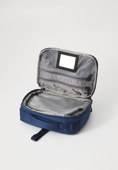 The North Face Base Camp Voyager Toiletry Kit Unisex Wash Bag Shady Blue / Summit Navy NF0A81BL-NF926 &mdash; фото 3 из 5