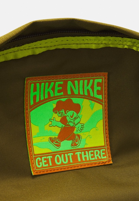 HIKE UNISEX - Backpack Olive flak / Neutral olive / (atomic green) Nike — Фото, Картинка BAG❤BAG Купить оригинал Украина, Киев, Житомир, Львов, Одесса ❤bag-bag.com.ua
