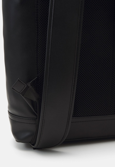 MONOGRAM SOFT FLAP UNISEX - Backpack BLACK Calvin Klein — Фото, Картинка BAG❤BAG Купить оригинал Украина, Киев, Житомир, Львов, Одесса ❤bag-bag.com.ua