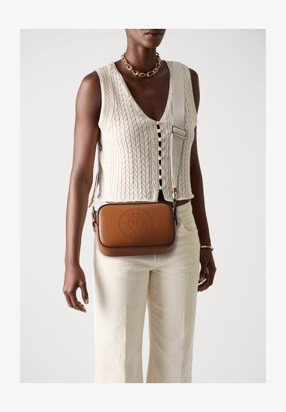 KARL LAGERFELD Circle Slim Camera Bag Cross Body Bag Dark Tan Dark tan A3W30310 &mdash; фото 1 из 10