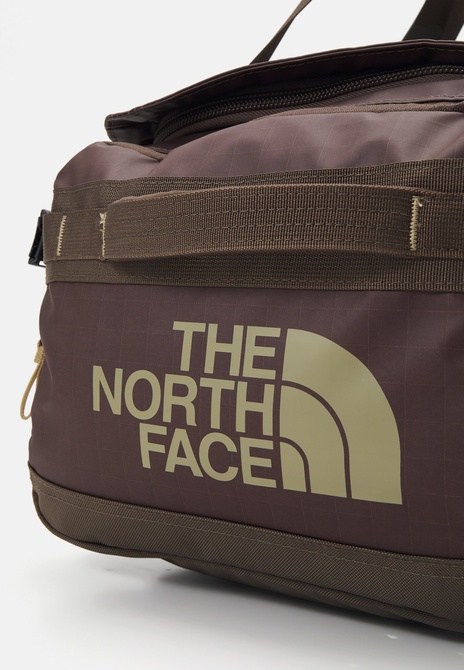 Base Camp Voyager Duffel Unisex Sports Bag Smokey Brown / Khaki Stone The North Face — Фото, Картинка BAG❤BAG Купить оригинал Украина, Киев, Житомир, Львов, Одесса ❤bag-bag.com.ua