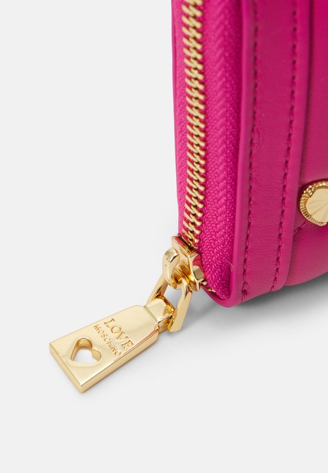 JEWEL HEART WALLET - Wallet Fuxia MOSCHINO — Фото, Картинка BAG❤BAG Придбати оригінал Україна, Київ, Житомир, Львів, Одеса ❤bag-bag.com.ua