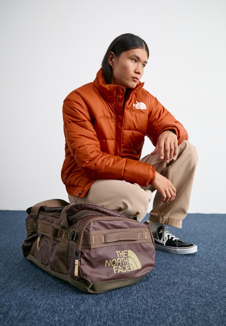 Base Camp Voyager Duffel Unisex Sports Bag Smokey Brown / Khaki Stone The North Face — Фото, Картинка BAG❤BAG Купить оригинал Украина, Киев, Житомир, Львов, Одесса ❤bag-bag.com.ua