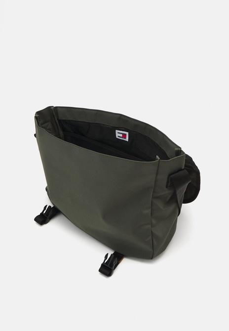 ESSENTIAL DAILY MESSENGER UNISEX - Crossbody Bag Pewter green TOMMY HILFIGER — Фото, Картинка BAG❤BAG Придбати оригінал Україна, Київ, Житомир, Львів, Одеса ❤bag-bag.com.ua