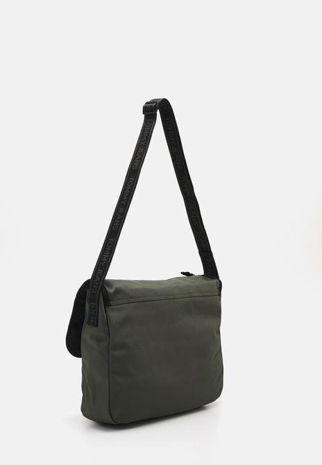 ESSENTIAL DAILY MESSENGER UNISEX - Crossbody Bag Pewter green TOMMY HILFIGER — Фото, Картинка BAG❤BAG Придбати оригінал Україна, Київ, Житомир, Львів, Одеса ❤bag-bag.com.ua