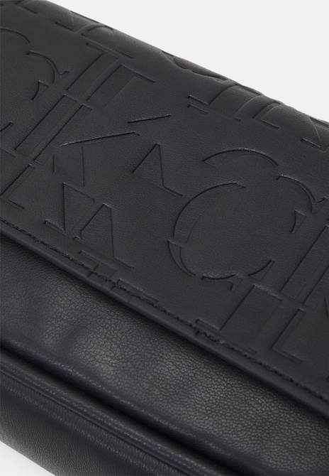 SLEEK FLAP - Crossbody Bag BLACK Calvin Klein — Фото, Картинка BAG❤BAG Купить оригинал Украина, Киев, Житомир, Львов, Одесса ❤bag-bag.com.ua