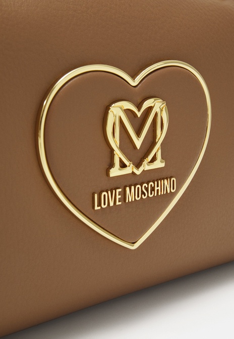 HEART PLAQUE - Handbag TAUPE MOSCHINO — Фото, Картинка BAG❤BAG Купить оригинал Украина, Киев, Житомир, Львов, Одесса ❤bag-bag.com.ua