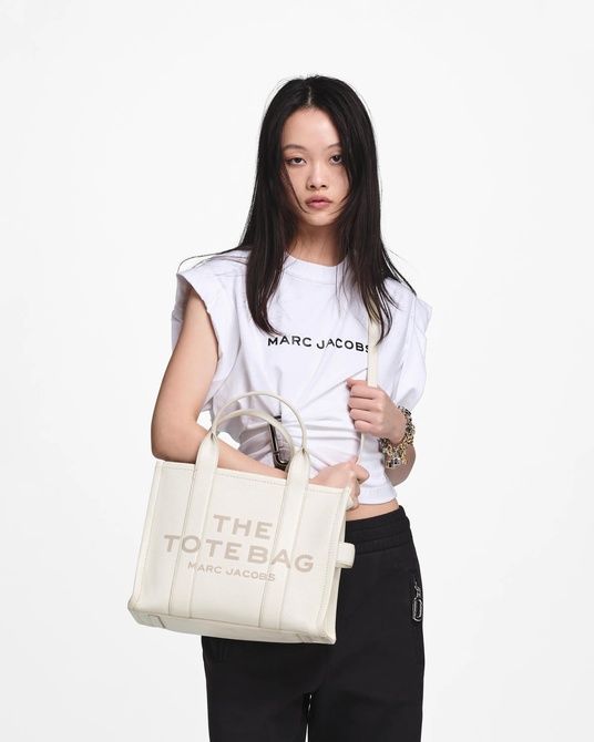 MARC JACOBS The Leather Medium Tote Bag COTTON / SILVER H004L01PF21 &mdash; фото 2 из 8