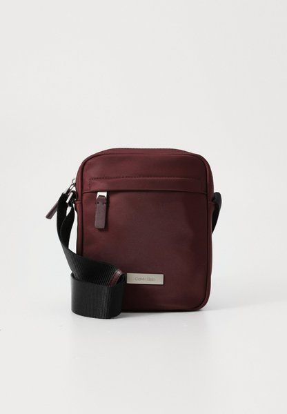 Calvin Klein Micro Pebble Cross Body Bag Decadent Chocolate Decadent Chocolate LV04D3180G &mdash; фото 1 из 5