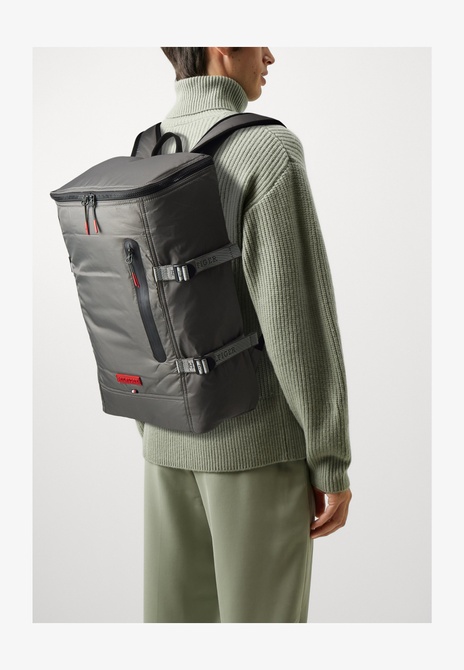 MONOTYPE ZIPPED BACKPACK UNISEX - Backpack Shady stone TOMMY HILFIGER — Фото, Картинка BAG❤BAG Придбати оригінал Україна, Київ, Житомир, Львів, Одеса ❤bag-bag.com.ua