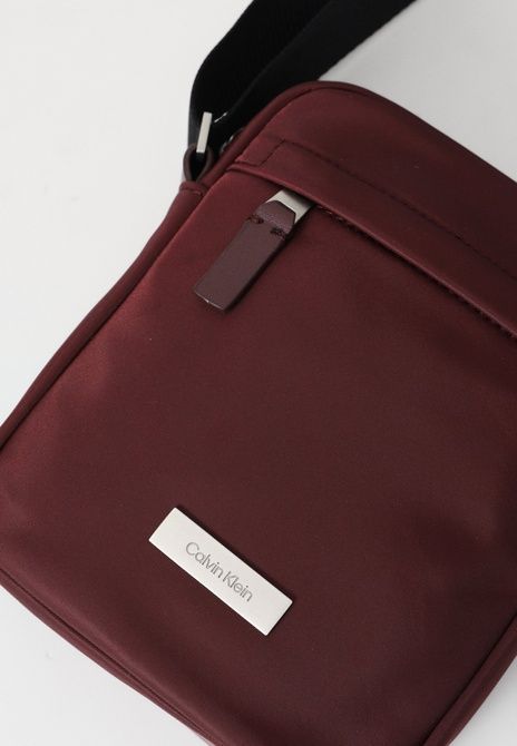 Calvin Klein Micro Pebble Cross Body Bag Decadent Chocolate Decadent Chocolate LV04D3180G &mdash; фото 4 из 5