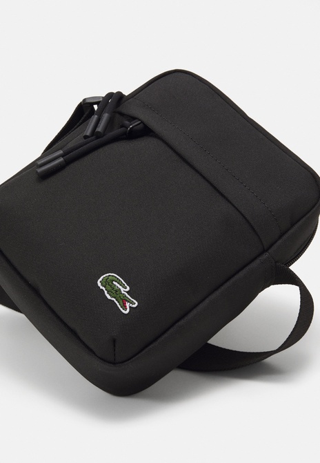 VERTICAL CAMERA Bag UNISEX - Crossbody Bag Noir Lacoste — Фото, Картинка BAG❤BAG Купить оригинал Украина, Киев, Житомир, Львов, Одесса ❤bag-bag.com.ua