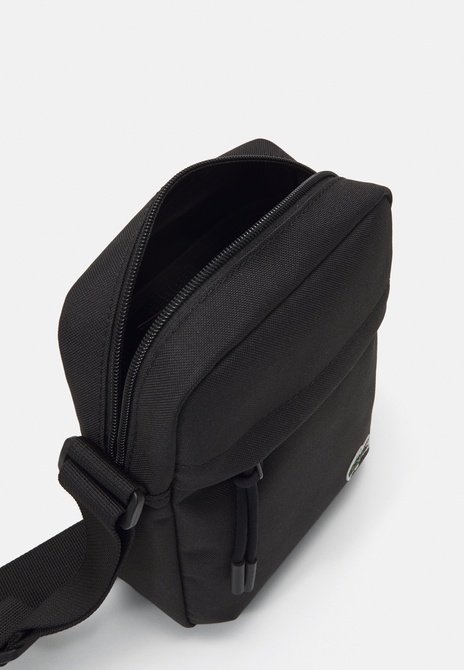 VERTICAL CAMERA Bag UNISEX - Crossbody Bag Noir Lacoste — Фото, Картинка BAG❤BAG Купить оригинал Украина, Киев, Житомир, Львов, Одесса ❤bag-bag.com.ua