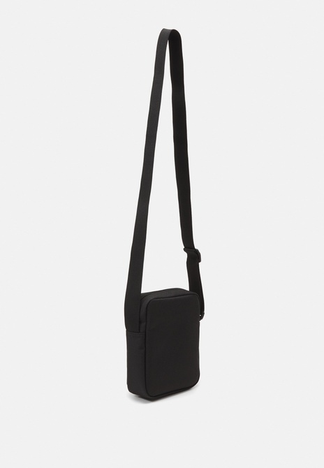 VERTICAL CAMERA Bag UNISEX - Crossbody Bag Noir Lacoste — Фото, Картинка BAG❤BAG Купить оригинал Украина, Киев, Житомир, Львов, Одесса ❤bag-bag.com.ua