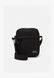 Lacoste VERTICAL CAMERA Bag UNISEX - Crossbody Bag Noir NU4788NE-000 &mdash; фото 5 из 5