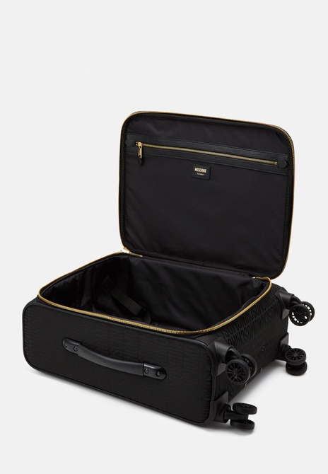 UNISEX - Wheeled suitcase - black BLACK MOSCHINO — Фото, Картинка BAG❤BAG Купить оригинал Украина, Киев, Житомир, Львов, Одесса ❤bag-bag.com.ua