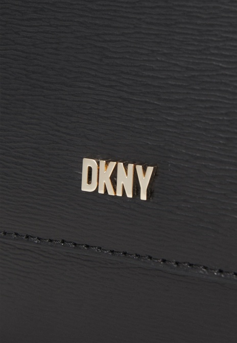 BRYANT PARK FLAP CBODY - Crossbody Bag Black / Gold DKNY — Фото, Картинка BAG❤BAG Купить оригинал Украина, Киев, Житомир, Львов, Одесса ❤bag-bag.com.ua