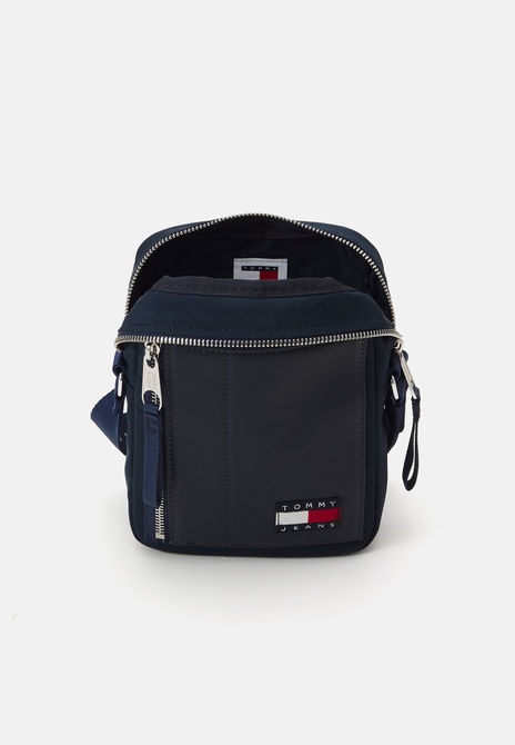 SURPLUS REPORTER UNISEX - Crossbody Bag Dark night navy TOMMY HILFIGER — Фото, Картинка BAG❤BAG Купить оригинал Украина, Киев, Житомир, Львов, Одесса ❤bag-bag.com.ua