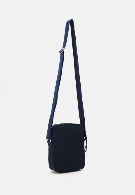 SURPLUS REPORTER UNISEX - Crossbody Bag Dark night navy TOMMY HILFIGER — Фото, Картинка BAG❤BAG Купить оригинал Украина, Киев, Житомир, Львов, Одесса ❤bag-bag.com.ua