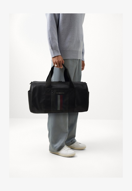 FOUNDATION DUFFLE UNISEX - Weekend Bag BLACK TOMMY HILFIGER — Фото, Картинка BAG❤BAG Купить оригинал Украина, Киев, Житомир, Львов, Одесса ❤bag-bag.com.ua