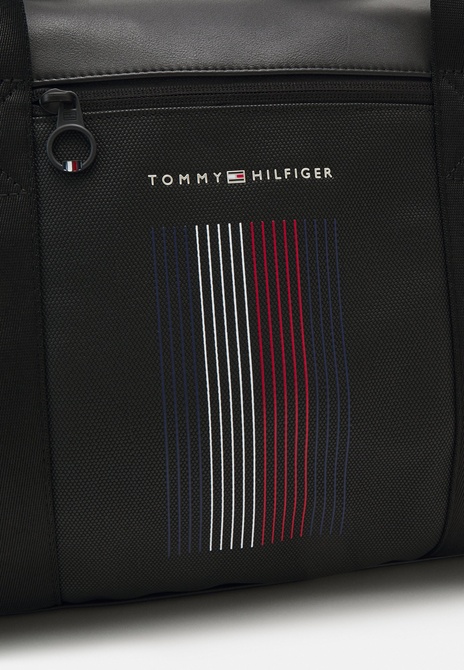 FOUNDATION DUFFLE UNISEX - Weekend Bag BLACK TOMMY HILFIGER — Фото, Картинка BAG❤BAG Купить оригинал Украина, Киев, Житомир, Львов, Одесса ❤bag-bag.com.ua