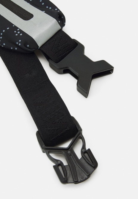 SLIM WAIST UNISEX - Belt Bag Black / Lt smoke grey / Silver Nike — Фото, Картинка BAG❤BAG Купить оригинал Украина, Киев, Житомир, Львов, Одесса ❤bag-bag.com.ua