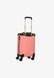 Wheeled suitcase PINK GUESS — 2/6 Фото, Картинка BAG❤BAG Купить оригинал Украина, Киев, Житомир, Львов, Одесса ❤bag-bag.com.ua