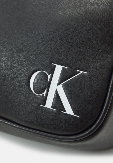 SLEEK CAMERA SOLID - Crossbody Bag BLACK Calvin Klein — Фото, Картинка BAG❤BAG Купить оригинал Украина, Киев, Житомир, Львов, Одесса ❤bag-bag.com.ua