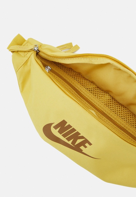 HERITAGE UNISEX - Belt Bag Wheat gold / Ale brown Nike — Фото, Картинка BAG❤BAG Купить оригинал Украина, Киев, Житомир, Львов, Одесса ❤bag-bag.com.ua