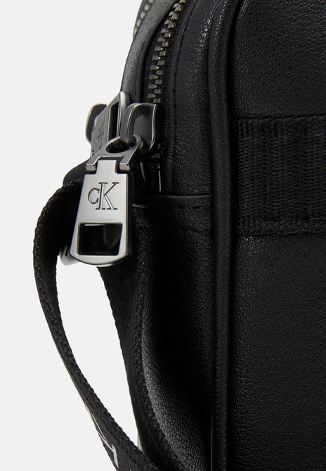 ULTRALIGHT UNISEX - Crossbody Bag BLACK Calvin Klein — Фото, Картинка BAG❤BAG Купить оригинал Украина, Киев, Житомир, Львов, Одесса ❤bag-bag.com.ua