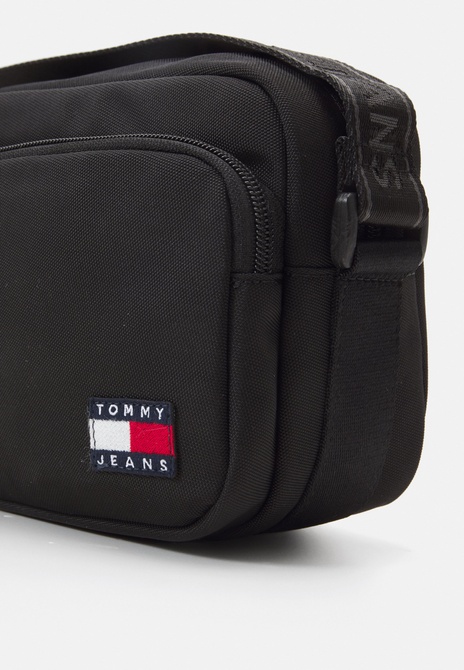 DAILY CROSSOVER UNISEX - Crossbody Bag BLACK TOMMY HILFIGER — Фото, Картинка BAG❤BAG Придбати оригінал Україна, Київ, Житомир, Львів, Одеса ❤bag-bag.com.ua