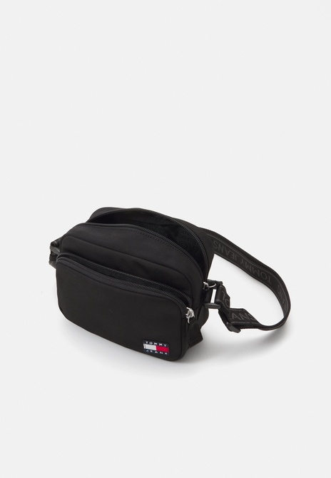 DAILY CROSSOVER UNISEX - Crossbody Bag BLACK TOMMY HILFIGER — Фото, Картинка BAG❤BAG Придбати оригінал Україна, Київ, Житомир, Львів, Одеса ❤bag-bag.com.ua