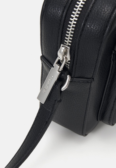 RE LOCK CAMERA Bag FLAP - Crossbody Bag BLACK Calvin Klein — Фото, Картинка BAG❤BAG Купить оригинал Украина, Киев, Житомир, Львов, Одесса ❤bag-bag.com.ua